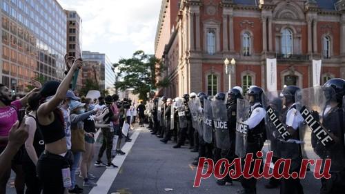 В США протестующие второй день подряд собрались возле белого дома. Фото 
    
      
      
      
    
    CentralAsia (CA)  -  В США после смерти афроамериканца Джорджа Флойда сотни протестующих второй день подряд собрались возле белого дома в Вашингтоне, пишет Associated Press.
Полиция применила перцовый баллончик против демонстрантов, была вызвана Национальная гвардия округа Колумбия.