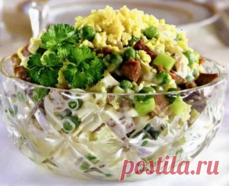 Сегодня мы узнаем как приготовить вкусный салат Оливье с языком
Время приготовления : 30 минут + 4 часа
Количество порций : 8 штук

Для того чтобы приготовить Оливье с языком
Вам понадобится :

    1 говяжий язык весом 1,2 кг
    7 яиц