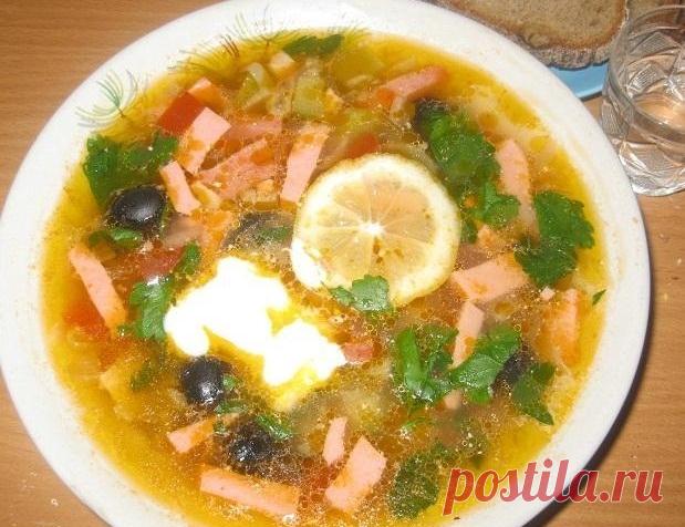 Суп сборная солянка с колбасой и картошкой