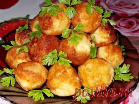 Картофельные шарики 
▬▬▬▬▬▬▬▬▬▬▬▬▬▬▬▬▬▬▬▬
Ингредиенты:
- 1 кг картофеля
- красный и черный молотый перец
- 2 столовых ложки муки
- 1 яйцо
- соль
- растительное масло
- зелень
- 2 столовых ложки сливочного масла
- сметана

Способ приготовления:
Картофель почистить, залить водой, присолить, сварить. Приготовить пюре. Затем добавить в приготовленное пюре яйцо, сливочное масло, поперчить. Все смешать. Еще из теплого пюре сформировать шарики, обвалять их в муке. В сковородку на...
