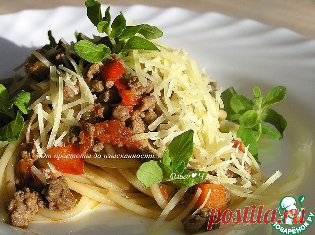 Паста торкио с рагу из ягненка. Паста торкио с рагу из ягненка и сладким перцем - это вкуснейшая паста, которую я когда-либо пробовала! Свое название это блюдо получило во времена, когда еще не было мясорубок и машинок для приготовления домашней пасты. Итальянцы делали своеобразную мясорубку, действующую по принципу пресса (торкио). Попробуйте! Рецепт из книги Валентино Бонтемпи "Итальянская кухня".