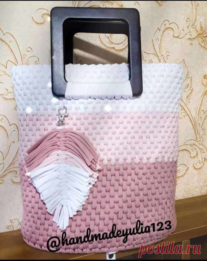 Женская трехцветная сумка. Вместительная и красивая. Деревянные ручки. Внутри подклад и 2 кармана. 
Больше работ в инстаграмме @handmadeyulia123 Просматривайте этот и другие пины на доске Handmade пользователя Alice Hayes.
Теги
Женская трехцветная сумка. Вместительная и красивая. Дерево.
