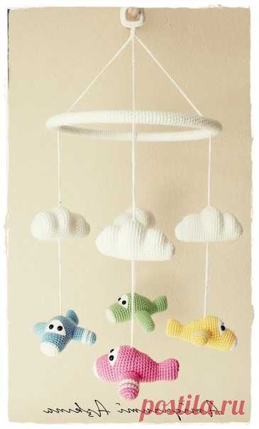 Вязаная детская мобиль крючком с самолетами и переводом