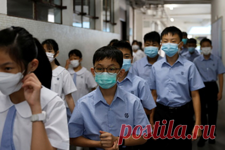 Форму китайских школьников оснастили чипами для слежения. В одной из начальных школ Чжухая в Китае в рамках эксперимента оснастили форму учащихся микрочипами, позволяющих отслеживать передвижения детей. В случае, если ребенок находится в небезопасном районе, система отправляет сигнал на мобильный телефон взрослых, сообщает France Info.