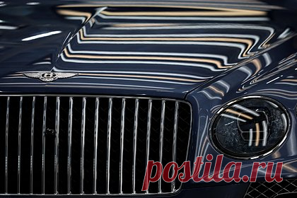 Bentley продал рекордное число машин за год в своей истории. Bentley за год продал рекордное количество машин за всю историю компании. По словам генерального директора Адриана Холлмарка, по сравнению с 2021 годом объем продаж вырос на четыре процента и превысил 15 тысяч автомобилей. Он отметил, что активные продажи наблюдалась по всему миру, кроме Китая.