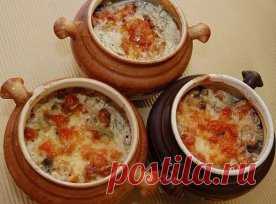 Куриные сердечки в сливках, приготовленные в горшочках
На 5 горшочков нам потребуется:
- куриные сердечки 500 г
- шампиньоны 300 г
- картофель 5 шт.
- морковь 1 шт.
- репчатый лук 1 шт.
- чеснок 4 зубчика
- сыр 200 г
- сливки (20 %) 350 мл
- ароматные травы, черный перец, соль по вкусу.
Овощи обжарим до мягкости, буквально несколько минут.
Затем грибы до выхода из них влаги.
Куриные сердечки о