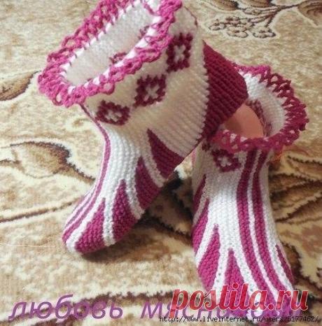 Сапожки спицами от Л. Мясниковой

"​​Набрала 45 петель + 2 кр. Провязала 4 ряда фиолетовым цветом, потом 4 ряда желтым - еще 4 ряда фиолетовым -4 ряда красным - 4ряда фиолетовым - 4 ряда белым - 4 ряда фиолетовым. ​Начинаем вязать треугольнички укороченными рядами - 1 ряд желтый - провязываем 14 петель. поворачиваем работу на изнанку и вяжем в обратном направлении 14 петель. 2 ряд - 12 желтых.. 3 ряд 10 петель красных. 4 ряд - 8 петель красных. 5 ряд - 6 петельбелых. 6 ряд...