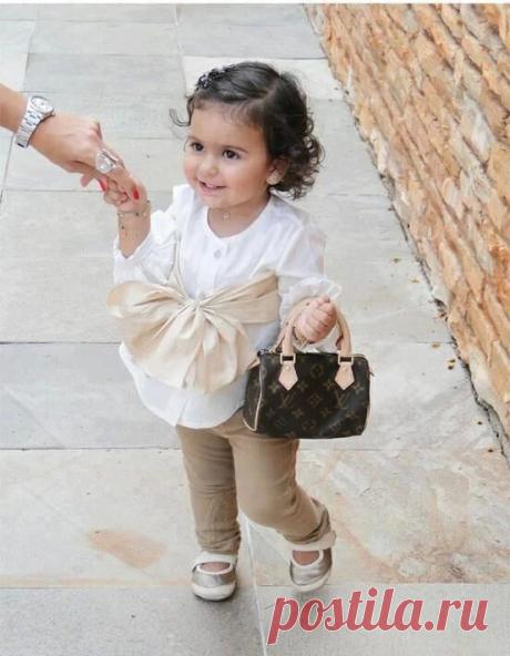 Дочка – это ленточки, платьица в горошек,
И примерка новеньких маминых серёжек.
Дочка – это каблучки, сумочки, кокетство,
Глаз весёлых огоньки и цветное детство.
Пусть Дочурка и умна, и прекрасна будет,
Пусть её счастливый смех утром вас разбудит.
Пусть ласкает солнца луч розовые щёчки,
Нежной, искренней любви – вам и вашей Дочке...

Татьяна Дементьева