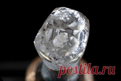 Редчайший алмаз внутри алмаза найден в Индии. Алмазодобывающая компания в Индии обнаружила уникальный алмаз, внутри которого находится еще один алмаз. Камень меньшего размера может свободно перемещаться внутри большего. Находка весом 0,329 карата была отправлена на анализ в лабораторию De Beers в Великобритании, специалисты которой исследовали ее.