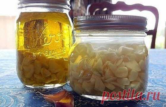 Чесночное масло снимет спазмы сосудов головного мозга, сердечные спазмы, снимет одышку, отличная профилактика склероза и замечательное сосудорасширяющее.
Народный рецепт чесночного масла, приготовленного в домашних условиях:
✔ Растолкем в кашицу 1 головку чеснока среднего размера.
✔ Перекладываем кашицу в стеклянную тару (банку, бутылку с широким горлышком) и зальем 1 стаканом нерафинированного подсолнечного масла.
✔ Поставим в нижнее отделение холодильника.
✔ На следующий день берем лимон,