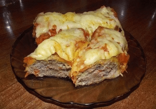 Бесподобные рулетики из лаваша с мясом
Надо взять:
лаваш (тонкий армянский) - 1 шт.
фарш мясной - 400 г
яйца куриные - 1 шт.
лук - 2 шт.
перец болгарский - 1 шт.
морковь - 1 шт.
сыр - 200 г
томатная паста - 2 ст.л.
майонез - по вкусу
соль - по вкусу
перец черный - по вкусу
зелень
масло подсолнечное - для жарки
Приготовление:
Болгарский перец нарезать кубиками. Лук мелко покрошить. В фарш добавить яйцо, 1/2 часть лука, болгарский перец, измельченную зелень, посолить и поперчить. Тщательно вымес