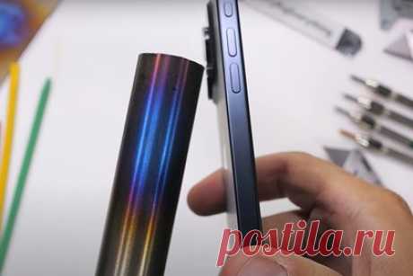 Прочность iPhone 15 Pro Max проверили на видео. Популярный блогер под ником JerryRigEverything проверил прочность самого дорого смартфона Apple. Защитный экран смартфона довольно хорошо предотвращает появление царапин при контакте с острыми предметами. Автор попытался согнуть телефон пополам и заметил, что при небольшом усилии стеклянная задняя панель треснула.