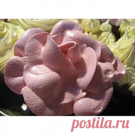 САМЫЙ ВКУСНЫЙ КРЕМ ДЛЯ ТОРТОВ 

Ингредиенты: 

Белок яичный (если мелкие, то 5шт.) — 4 шт 
Сахар — 1 стак. 
Ванилин —1 пакетик 
Кислота лимонная — 1/4 ч. л. 

Приготовление: 

Миксером слегка взбить белки, добавить сахарный песок, ванилин и лимонную кислоту. Ставим на водяную баню, чтобы вода уже кипела и взбиваем миксером 10-15 минут. Масса получится белоснежная и пышная.Когда на креме появятся следы от венчика (крем начнет наворачиваться на венчики), то снять кастрюльку ...