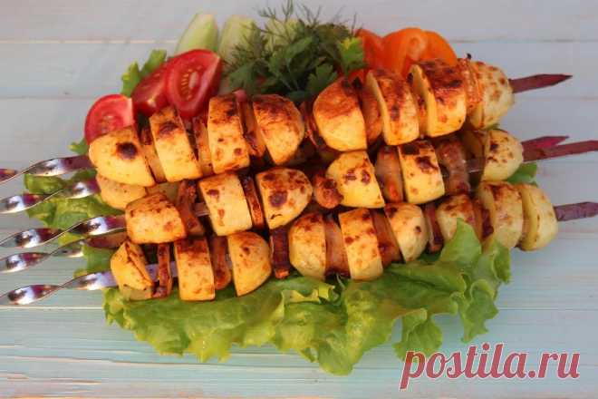 Бюджетный шашлык из картошки. Съедается быстрее мяса | Дилетант на кухне Пульс Mail.ru Оригинальное блюдо на углях из самых доступных продуктов.