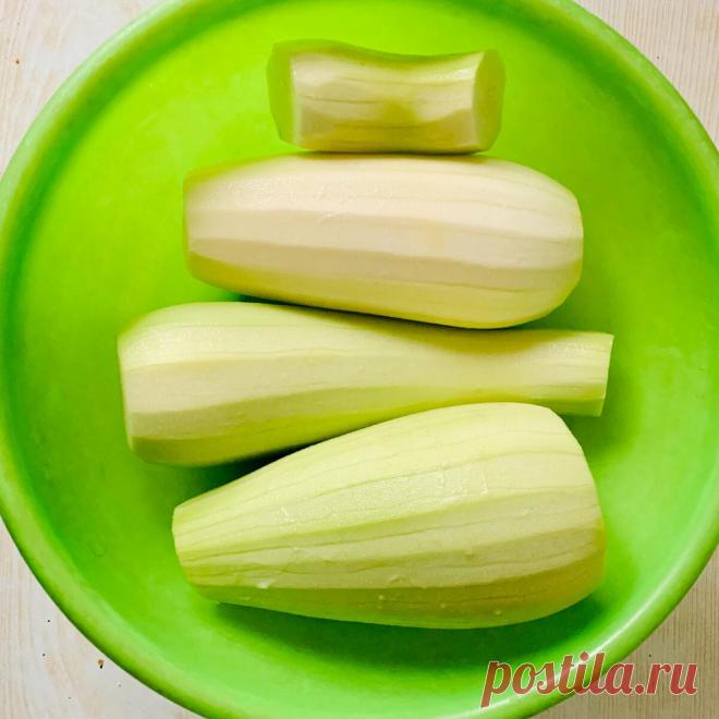 Закуска из кабачков в сметанно-чесночной шапочке.
Ингредиенты: Кабачки-3-4 шт. Яйцо-2 шт. Мука-0,5 кг. Сметана-3 ст.л. Майонез-3 ст.л. Чеснок-2-3 зубч. Зелень-50 гр. Соль по вкусу Масло для жарки Кабачки чистим. Нарезаем толщиной примерно 1 см. В глубокой тарелке взбиваем 2 яйца, немного солим. В другую тарелку насыпаем муку. Кабачок обваливаем вначале в муке. Полностью, с двух сторон. Затем в яйце, и потом […]
Читай пост далее на сайте. Жми ⏫ссылку выше