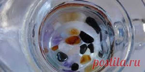 Кристальная вода. 
Как приготовить? 
Какие кристаллы и камни использовать? 
Мы все знаем, что пить воду полезно. Знаем и о важности качества воды. Знаем, что водопроводная вода теряет свои живые свойства. Знаем, что во…