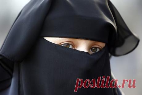 В одной европейской стране захотели штрафовать женщин в парандже. В Швейцарии захотели штрафовать женщин, нарушающих национальный запрет на ношение паранджи в общественных местах. Власти страны направили в парламент законопроект, предусматривающий штраф в размере до 1000 швейцарских франков (63,5 тысячи рублей) за появление на публике в предметах гардероба, скрывающих лицо.