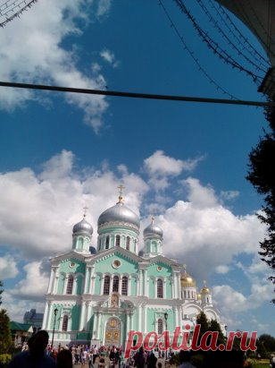 Как правильно благодарить Бога, Богородицу и святых?
Согласно практике Православной Церкви, за все благодеяния, о которых мы просили в наших молитвах, полагается благодарить только Самого Бога. И это вполне закономерно, поскольку к святым христиане обращаются как к ходатаям у Бога, имеющим дерзновение перед Ним. Но единственным источником и причиной всего, кроме греха, является Сам Господь.
Существует особый чин — Благодарственный молебен Спасителю. Его можно заказать в любом храме, но обязатель