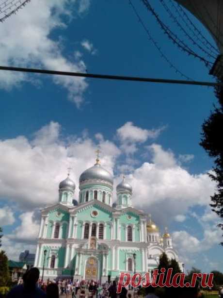 Как правильно благодарить Бога, Богородицу и святых?
Согласно практике Православной Церкви, за все благодеяния, о которых мы просили в наших молитвах, полагается благодарить только Самого Бога. И это вполне закономерно, поскольку к святым христиане обращаются как к ходатаям у Бога, имеющим дерзновение перед Ним. Но единственным источником и причиной всего, кроме греха, является Сам Господь.
Существует особый чин — Благодарственный молебен Спасителю. Его можно заказать в любом храме, но обязатель