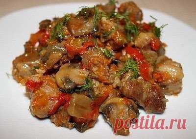 МЯСО, ТУШЕНОЕ С ШАМПИНЬОНАМИ И СЛАДКИМ ПЕРЦЕМ.