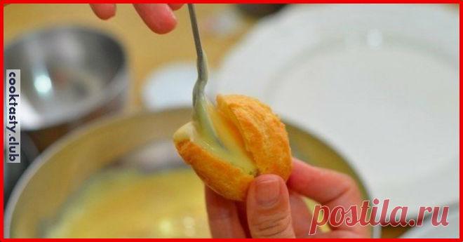 Ингредиенты: Масло сливочное — 100 г Яйцо — 4 шт. Мука — 180 г Соль — 1/2 ч.л. Вода — 250 мл Заварной крем — опционально Приготовление: Подготовить ингредиенты. Доведите воду до кипения, растопите в воде масло и добавьте соль. Добавьте туда муку. Тщательно перемешайте деревянной лопаткой. Как только тесто начнет отходить от стенок, скатается […]