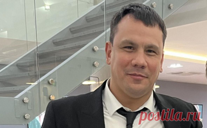 Актер из «Слова пацана» не признал вину в убийстве 12-летней давности. Актер из сериала «Слово пацана» Сергей Базанов, исполнивший роль члена группировки «Универсам» Демида, не признал вину в убийстве предпринимателя в 2011 году, сообщает пресс-служба московского главка Следственного комитета.