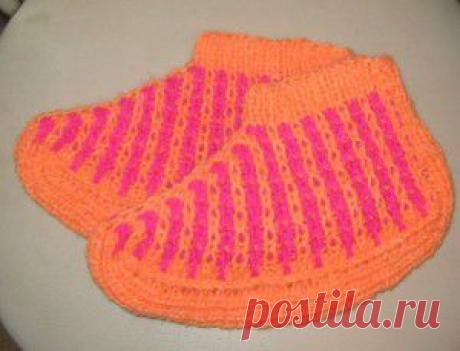 Хобби (рукоделие своими руками): вышивка, вязание » Архив блога » Оригинальные тапочки вязаные на двух спицах