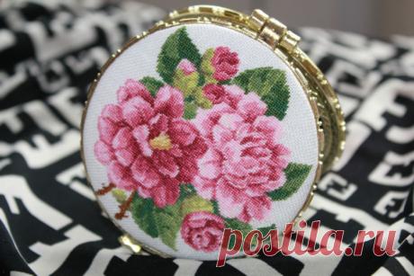 Удивительная техника вышивки — микровышивка, или  petit point Предлагаем вам познакомиться с удивительной техникой вышивки — микровышивкой, или petit point. 
Для вышивки в этих работах используются старинные схемы, которые тщательно хранятся и восстанавливаются.…