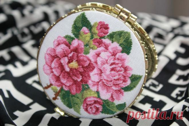 Удивительная техника вышивки — микровышивка, или  petit point Предлагаем вам познакомиться с удивительной техникой вышивки — микровышивкой, или petit point. 
Для вышивки в этих работах используются старинные схемы, которые тщательно хранятся и восстанавливаются.…