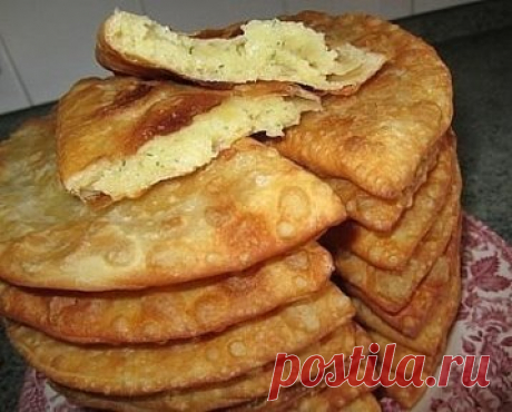ЧЕБУРЕКИ НА КЕФИРЕ С КАРТОШЕЧКОЙ И СЫРОМ - ФАНТАСТИЧЕСКОЕ ОБЪЕДЕНЬЕ!
Давайте позволим себе вкусное, но вредное блюдо. А что? Нельзя же все время есть только полезное. Не все же есть только правильные и полезные блюда, иногда хочется чего-то вкусного, что совсем не отнести в категорию полезного и диетического.
Кстати, чебуреки могут быть очень даже изысканными. Конечно, я не предлагаю рецепт чебуреков с фуа-гра и черными трюфелями, но с картофелем и сыром они не менее аппетитны.
Попробуй, побал