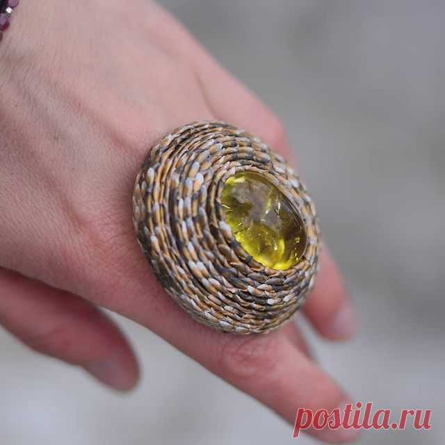 Красивейшее кольцо из кожи питона и крупного цитрина.💛
Магические свойства камня цитрина Эзотерики считают цитрин универсальным минералом. Такое ощущение, что магия этого камня способна на все. И это не так далеко от истины, ведь цитрин лечит от болезней, улучшает иммунитет, делает человека уверенным и более общительным, приносит удачу и вдохновение.
Размер кольца регулируется😉