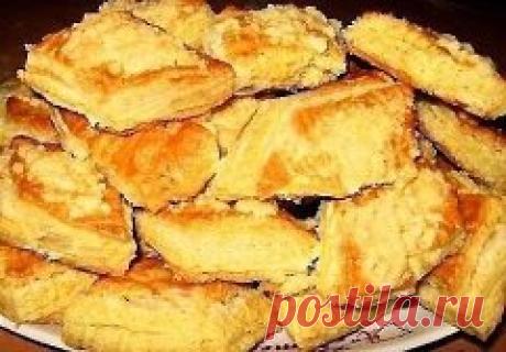 Печенье на кефире, от которого гостей не оттянуть!
Просто супер рецепт на каждый день! Выпечка для детей и взрослых. 
Ингредиенты: 
-мука 500 г 
-сахар 0.5-0.75 стакана 
-кефир 2 стакана 
-масло растительное 2 ст. ложки 
-сода погашенная лимонной кислотой 1 ч. ложка 
-сахар для посыпки по вкусу 
-или корица молотая по вкусу
Приготовление:
Кефир взбить с растительным маслом и сахаром до консистенции крема. Добавить соду гашеную, муку и замесить тесто.
Раскатать его в пласт толщиной в 0,5 с