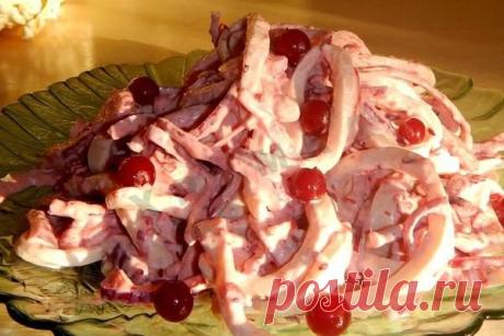 Рецепт Салат с кальмарами под клюквенным соусом с фото