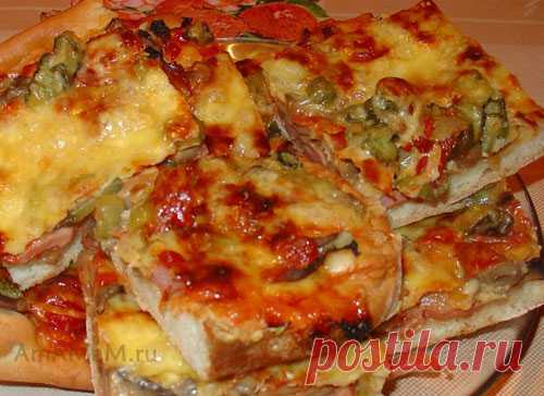 Пицца с грибами, колбасой и корнишонами