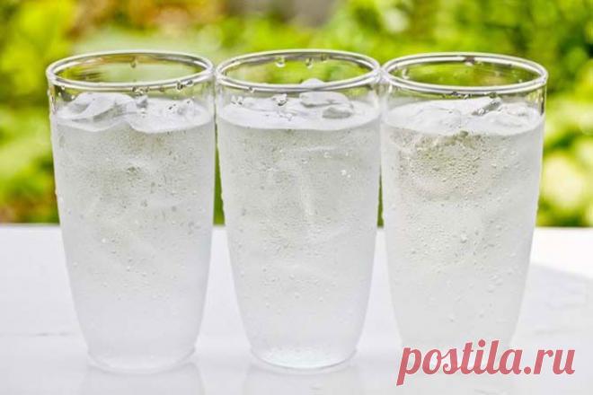 Почему нужно начинать утро со стакана воды натощак