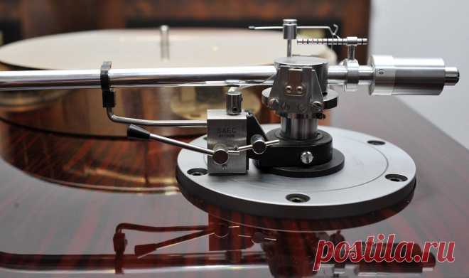 Micro Seiki BL 111 turntable with a SAEC WE-308 tonearm