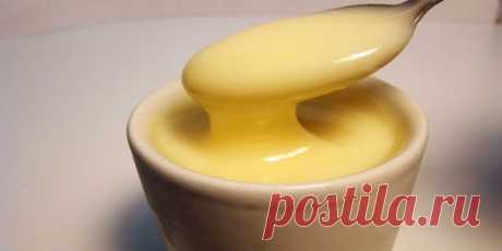 Сгущенка домашняя за 15 минут Запах и цвет — не хуже, чем в магазине! И готовить очень быстро. Рекомендую! Сгущенное молоко можно купить в любом магазине, но домашние молочные продукты всегда вкуснее и полезнее. Предлагаю вам рецепт приготовления домашней сгущенки, которую можно есть просто так или использовать для приготовления тортов и пирожных. Ингредиенты: Молоко — 1 л. Сахар — 200 г. Приготовление: В кастрюлю наливаем молоко и доводим его до кипения, постоянно помешивая. После того как мо…