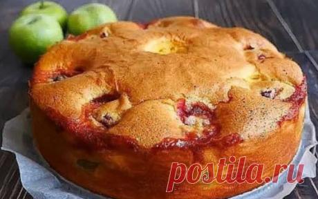 Намного сочнее, чем шарлотка! Бюджетный пирог с фруктами Пирог получился у меня настолько воздушным и пышным, мягким, влажным, что теперь я не будут готовить шарлотку, когда есть такая идеальная альтернатива. Очень советую вам попробовать этот рецепт. Для приготовления вам потребуются такие ингредиенты: мука, 2 стакана; яйца, 2 шт; сахар, 250 г; сода, 1 ч.л; масло растительное, 0.5 стакана; молоко, 1 стакан; фрукты любые, […]