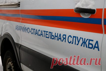 Дельтаплан с людьми рухнул на жилой дом в Подмосковье. Дельтаплан упал на одноэтажный жилой дом в подмосковном Звенигороде. Инцидент произошел 9 марта в микрорайоне Река-Река. Летальный аппарат рухнул в 400 метрах от КПП. Предварительно, на нем находились два человека. Информация о пострадавших пока не поступала. Сейчас на место происшествия направляются экстренные службы.