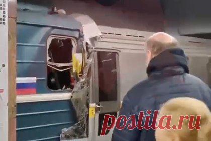 Стало известно о зажатом в вагоне машинисте в московском метро. Машиниста одного из поездов, столкнувшихся на станции метро «Печатники» в Москве, зажало в вагоне, его попытаются вытащить спасатели. Пассажиры в результате случившегося не пострадали. Уточняется, что движение на Люблинско-Дмитровской линии столичного метрополитена остановлено.