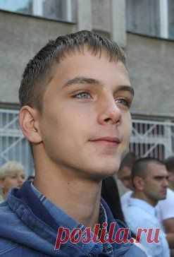Это Вадим Папура. Он учился на политолога на первом курсе Одесского национального университета. Не пил, не курил, занимался легкой атлетикой. Он осуждал нацизм и хотел изменить жизнь к лучшему. 2 мая 2014 года он пришел на Куликово поле, чтобы защитить женщин. Было ему всего семнадцать. Светлая память!