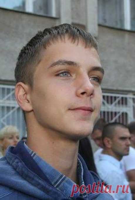 Это Вадим Папура. Он учился на политолога на первом курсе Одесского национального университета. Не пил, не курил, занимался легкой атлетикой. Он осуждал нацизм и хотел изменить жизнь к лучшему. 2 мая 2014 года он пришел на Куликово поле, чтобы защитить женщин. Было ему всего семнадцать. Светлая память!