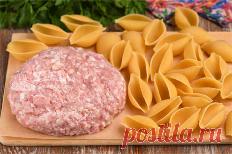 (37) Из фарша и больших макарон готовлю вкусное блюдо. Называю его "Ленивые пельмени" - Будет вкусно - 6 августа - 43081903024 - Медиаплатформа МирТесен Это очень простой и интересный способ приготовления больших макарон. Фарш и макароны предварительно отваривать и обжаривать не надо. По вкусу блюдо похоже на пельмени, поэтому его и называю «Ленивые пельмени». Для приготовления потребуются простые продукты и минимум времени на подготовку. - 6 августа - 43081903024 - Медиаплатформа МирТесен