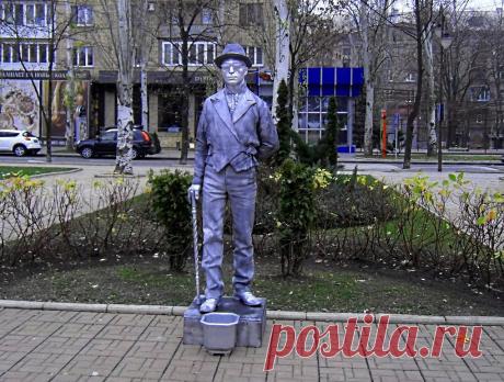 Донецк, бульвар Пушкина / живая статуя / ноябрь 2013 года