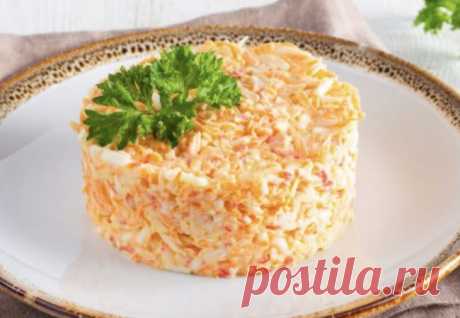 Бархатный салат: 
Отварной картофель, отварные яйца, крабовые палочки, твердый сыр, сырая морковь, соль и специи, для заправки майонез. Натираем картофель на крупной терке, делаем сетку из майонеза и сверху натираем отварные яйца. Снова сетка, следом мелко нарезанные крабовые палочки. Теперь натираем сыр (его не жалейте, чем больше тем лучше), опять майонез и можно, при желании, добавить сухариков и грецких орехов.