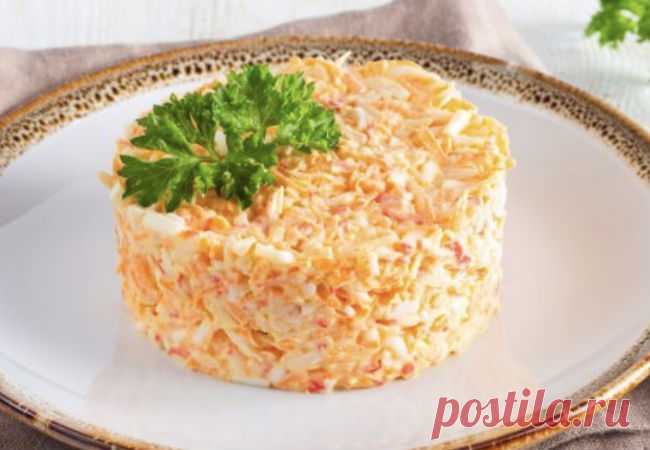 Бархатный салат: 
Отварной картофель, отварные яйца, крабовые палочки, твердый сыр, сырая морковь, соль и специи, для заправки майонез. Натираем картофель на крупной терке, делаем сетку из майонеза и сверху натираем отварные яйца. Снова сетка, следом мелко нарезанные крабовые палочки. Теперь натираем сыр (его не жалейте, чем больше тем лучше), опять майонез и можно, при желании, добавить сухариков и грецких орехов.