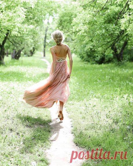 День сказал: "Положись на меня".
Я послушалась и положилась,
И, доверясь ему, подружилась
С каждым мигом текущего дня.
На заре поднялась и иду,
С днём не споря, ему не мешая,
По дорожкам его поспешая
Под его озорную дуду.
Лариса Миллер