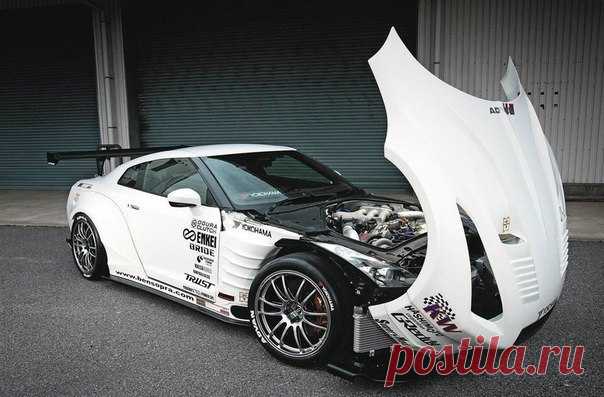 Nissan GT-R. 
Мощность: 1 000 л.с. Двигатель: кованые поршни CP; двухтавровые шатуны Carillo; распределительные валы JUN, фиксаторы JUN, клапанные пружины JUN; турбины GT3082R; выпуск Ben Sopra; изготовленные на з…