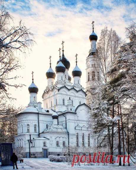 ИЕРОМОНАХ ПАНТЕЛЕЙМОН (ЛЕДИН)

КОЗНИ БЕСОВСКИЕ

ОБ ОДЕРЖИМОСТИ ДУХАМИ ТЬМЫ
ОДЕРЖИМОСТЬ — БОЛЕЗНЬ ВЕКА

Всякий связывается узами своих грехов. Вяжет нас узами обольщение плоти; есть узы сребролюбия, пьянства, похоти, гордости. Есть и узы диавола, который связывает нас узами беззаконий: таковы узы блуда и прелюбодейства, узы вероломства, когда отвергаются Христа, узы неверности, когда изменяют и брату, узы жестокости, когда убивают подобного себе. Связанный этими узами склон...