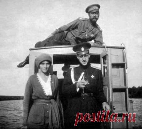 Князь Дмитрий Павлович воспитывался в семье Николая II. Его отец - Павел Александрови, который приходился императору дядей, лишился жены, а позже вступил в брак и оставил детей. В итоге детей великого князя растил лично Николай, те звали его «папа», императрицу - «мама». Дмитрия любил как собственного сына. Кстати, это тот самый великий князь Дмитрий Павлович, который потом вместе с Феликсом Юсуповым убьет Распутина, за что будет сослан, уцелеет во время революции, сбежит в Европу и там успеет…